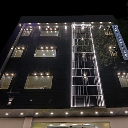 Super Townhouse Hotel Impact Chinhat ภายนอก รูปภาพ