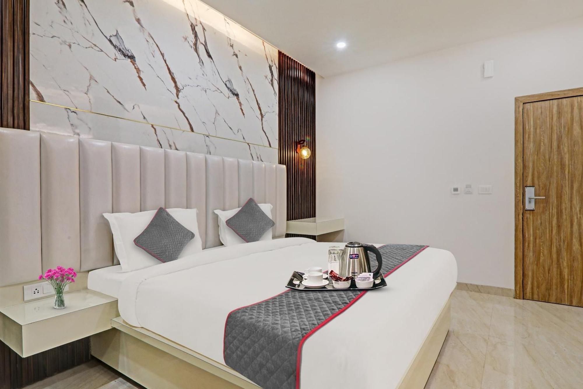 Super Townhouse Hotel Impact Chinhat ภายนอก รูปภาพ