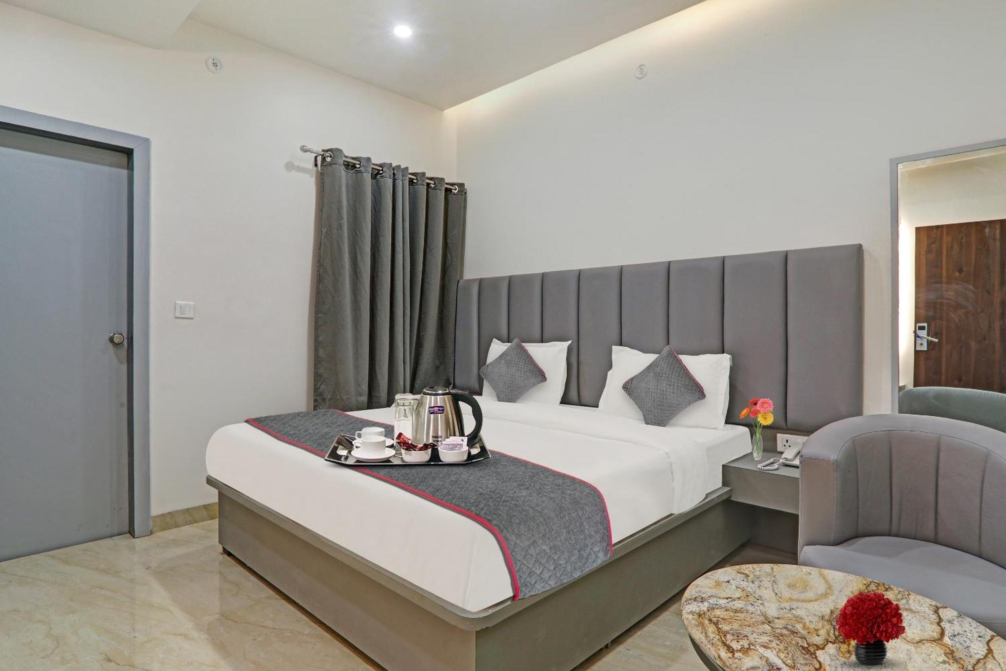 Super Townhouse Hotel Impact Chinhat ภายนอก รูปภาพ