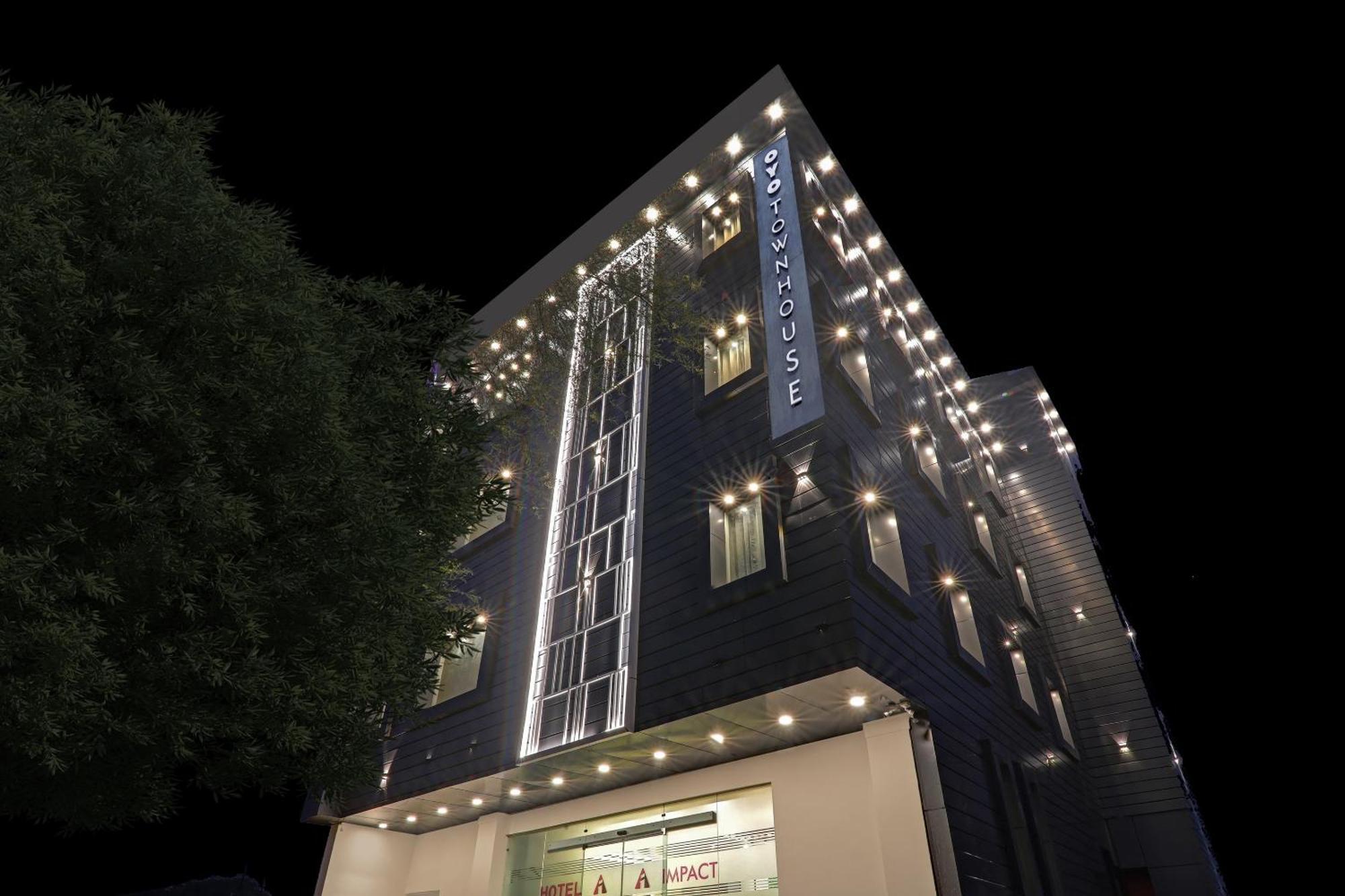 Super Townhouse Hotel Impact Chinhat ภายนอก รูปภาพ