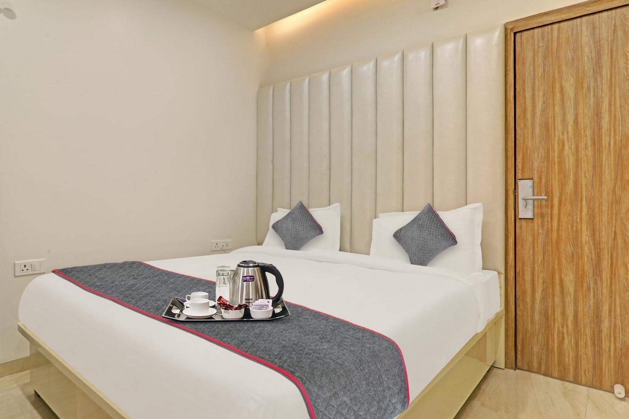 Super Townhouse Hotel Impact Chinhat ภายนอก รูปภาพ