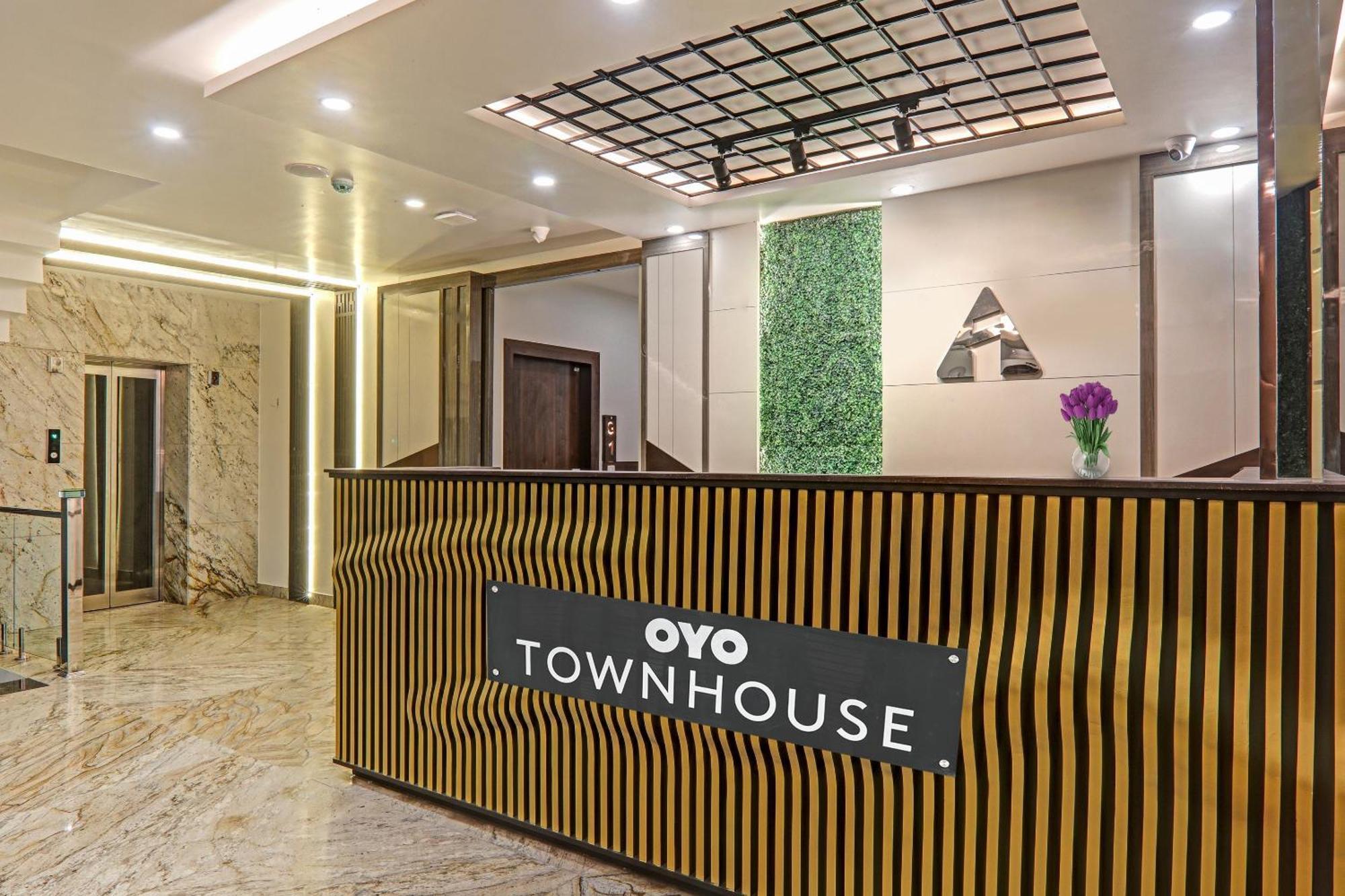 Super Townhouse Hotel Impact Chinhat ภายนอก รูปภาพ