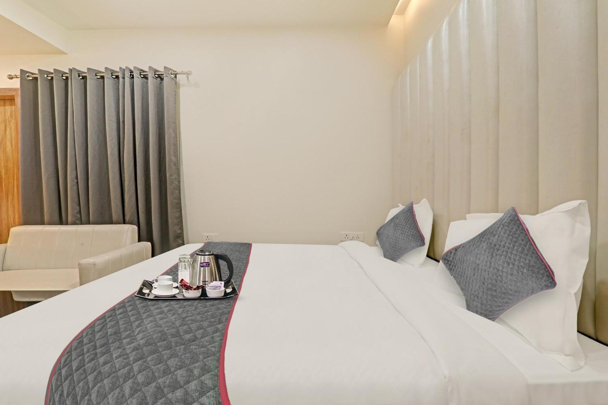 Super Townhouse Hotel Impact Chinhat ภายนอก รูปภาพ