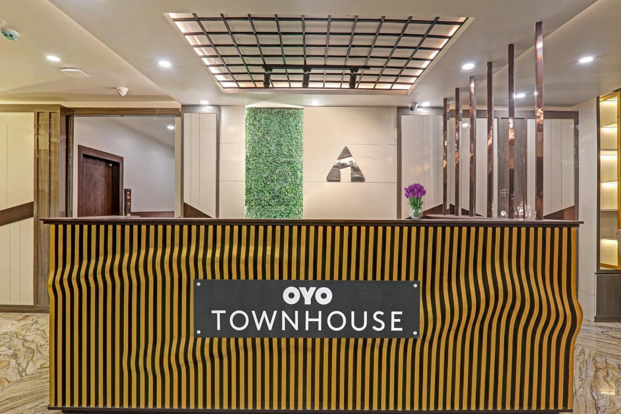 Super Townhouse Hotel Impact Chinhat ภายนอก รูปภาพ