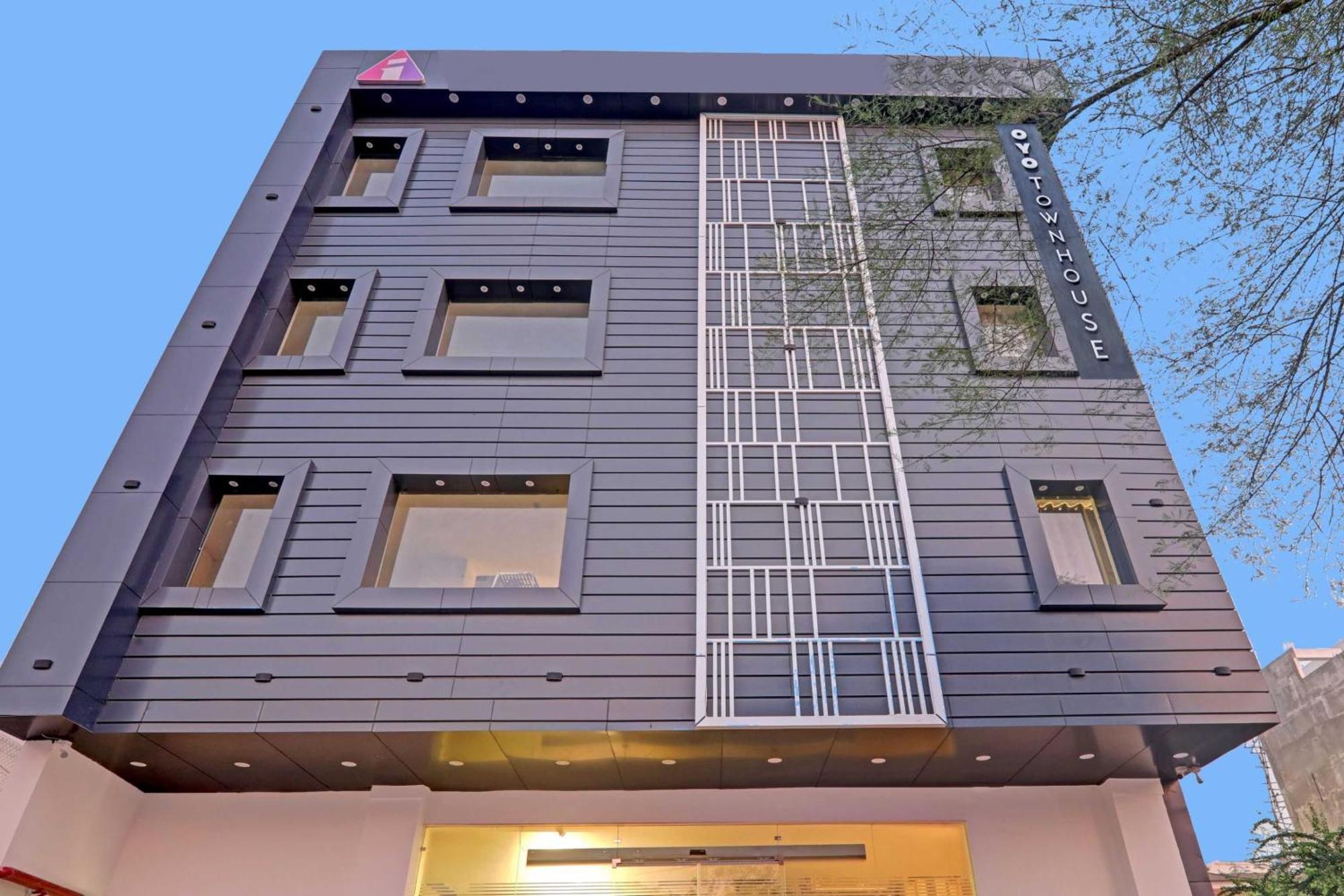 Super Townhouse Hotel Impact Chinhat ภายนอก รูปภาพ