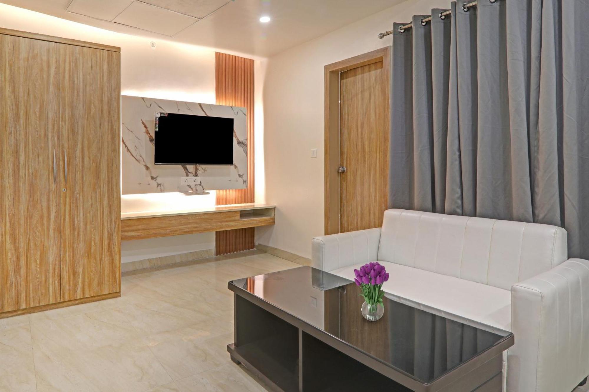 Super Townhouse Hotel Impact Chinhat ภายนอก รูปภาพ
