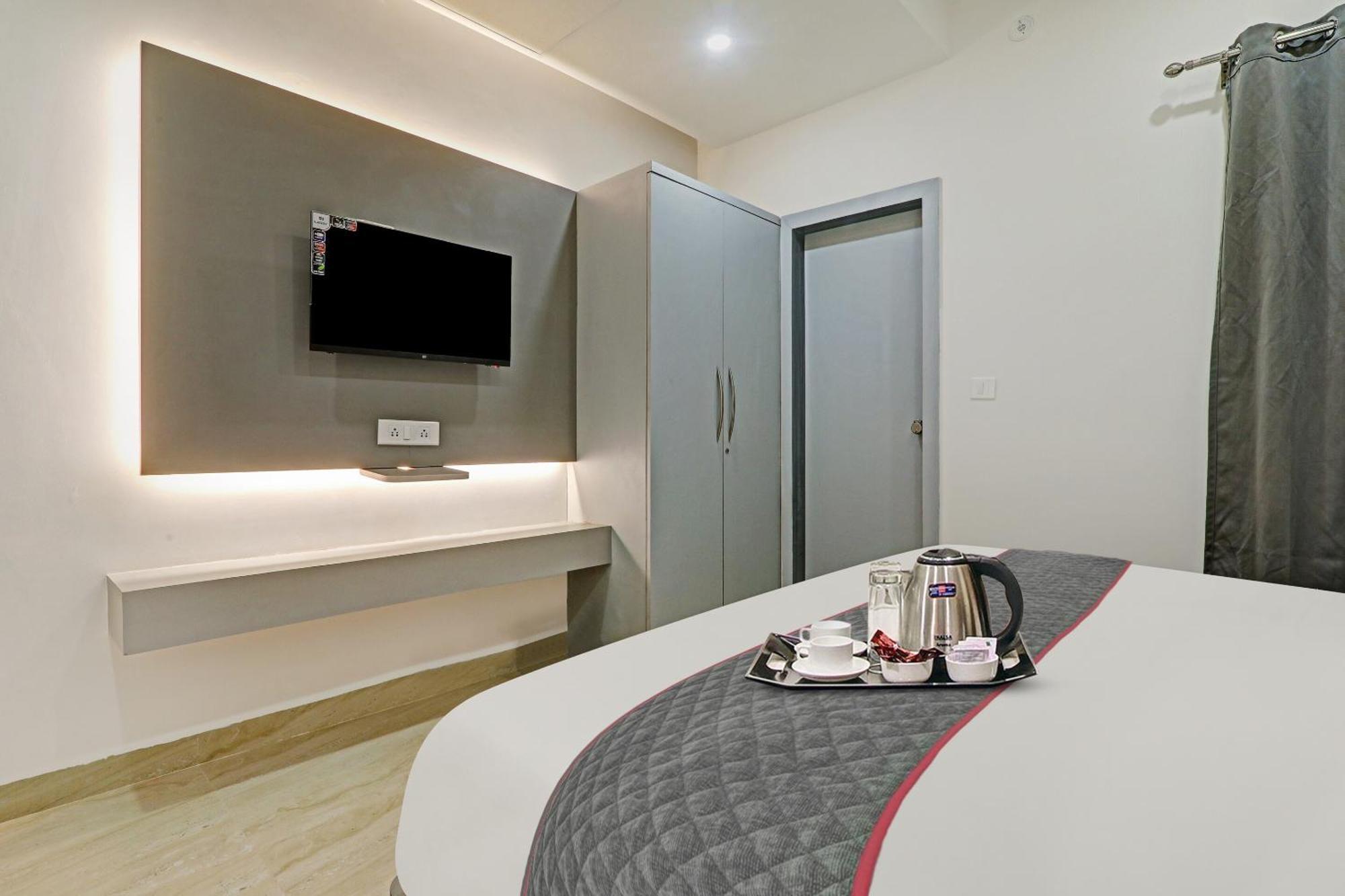 Super Townhouse Hotel Impact Chinhat ภายนอก รูปภาพ