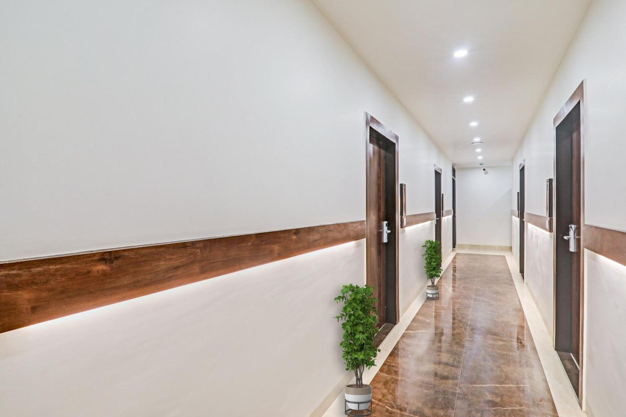 Super Townhouse Hotel Impact Chinhat ภายนอก รูปภาพ