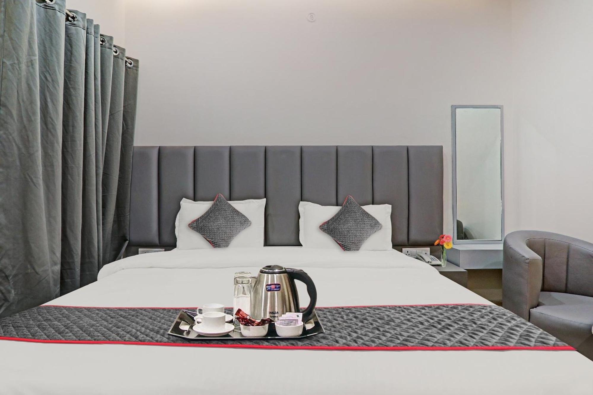 Super Townhouse Hotel Impact Chinhat ภายนอก รูปภาพ