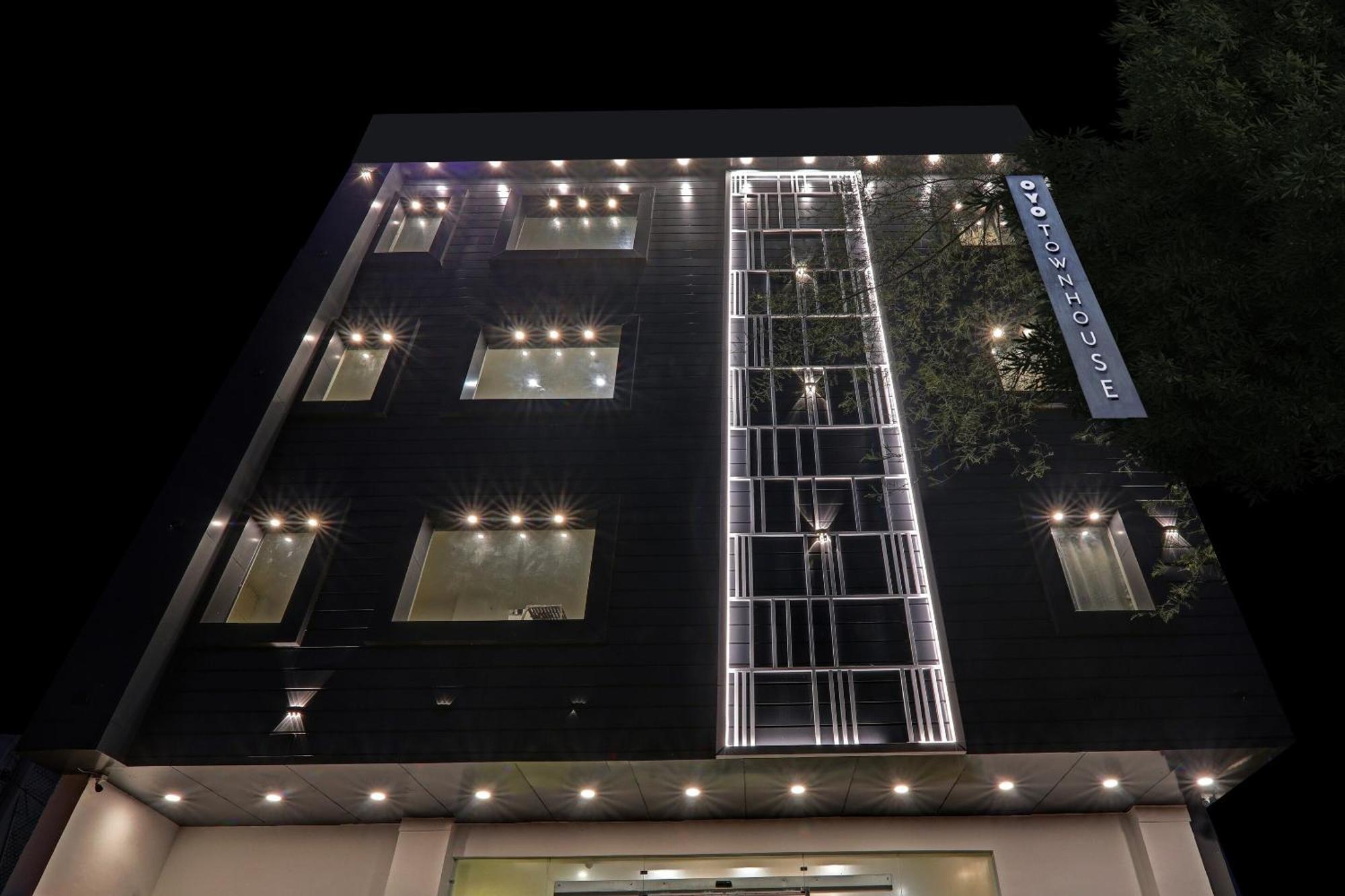 Super Townhouse Hotel Impact Chinhat ภายนอก รูปภาพ