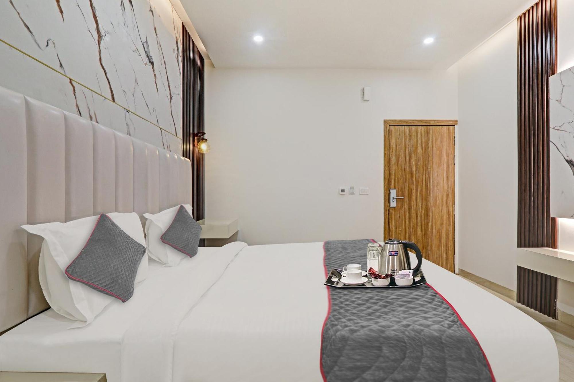 Super Townhouse Hotel Impact Chinhat ภายนอก รูปภาพ