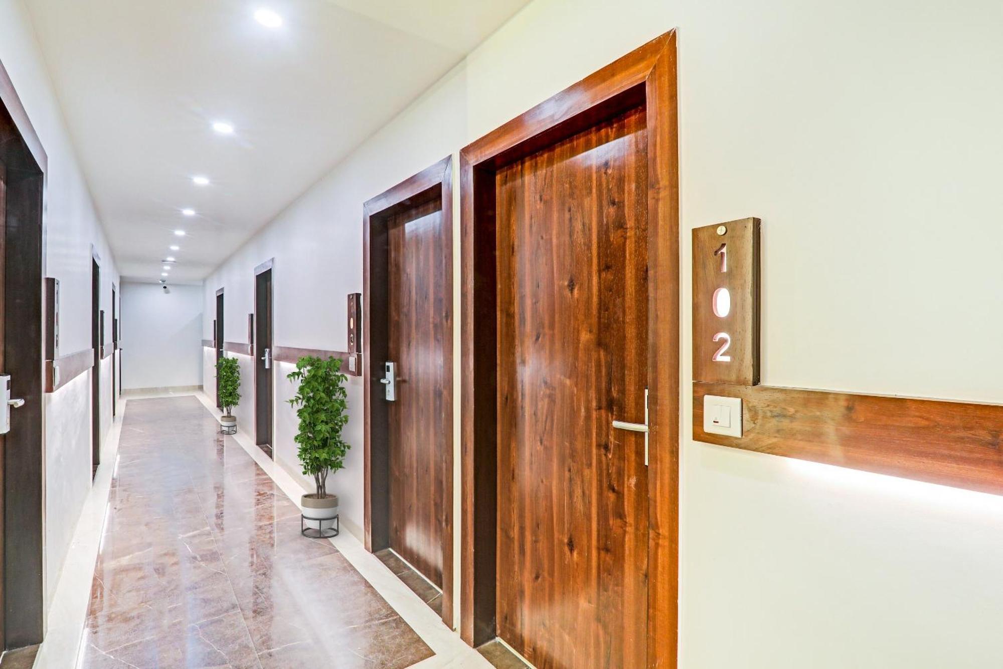 Super Townhouse Hotel Impact Chinhat ภายนอก รูปภาพ