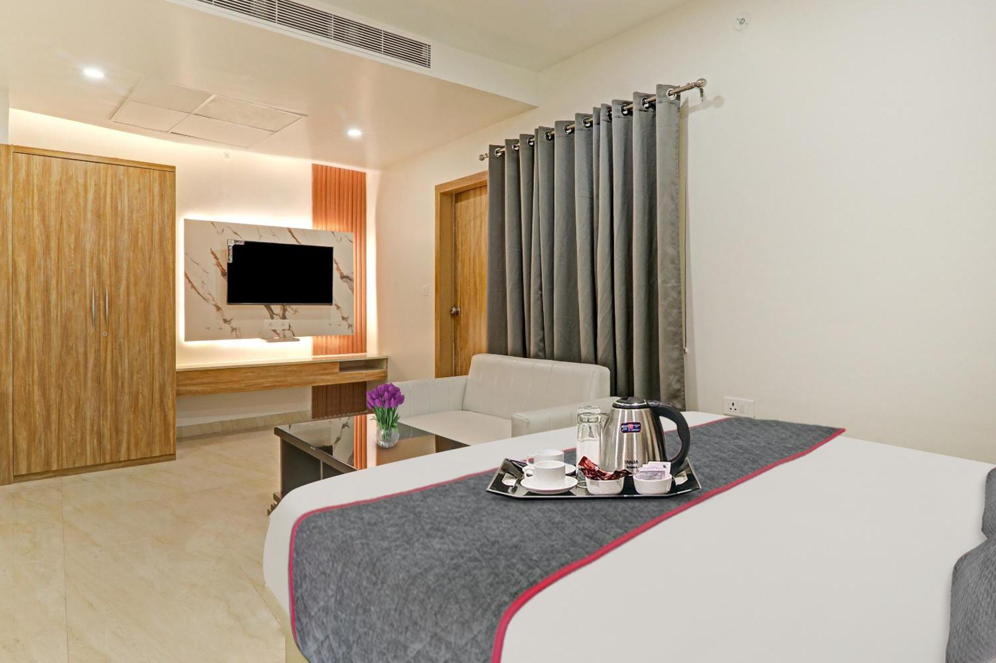 Super Townhouse Hotel Impact Chinhat ภายนอก รูปภาพ