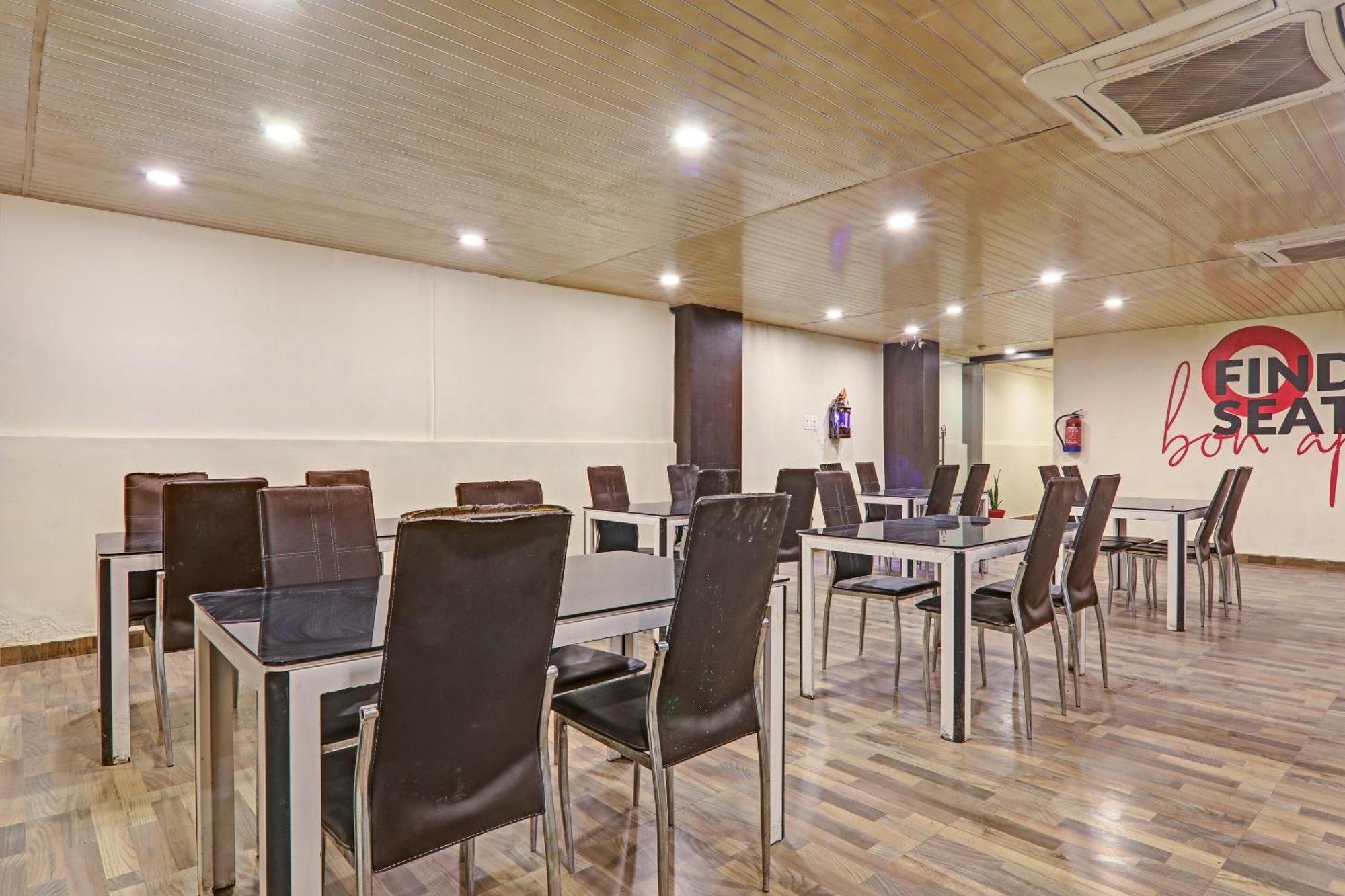 Super Townhouse Hotel Impact Chinhat ภายนอก รูปภาพ