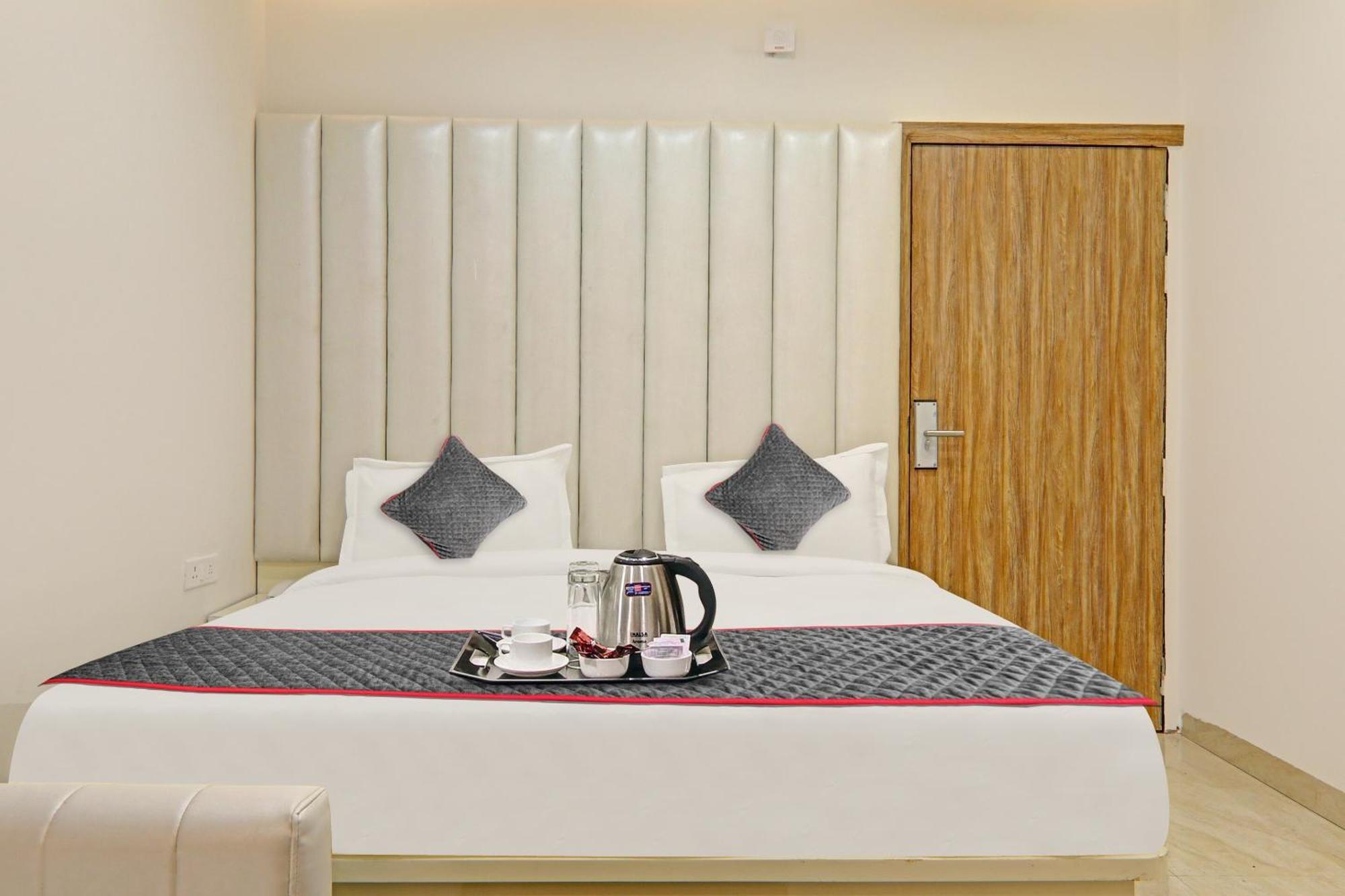 Super Townhouse Hotel Impact Chinhat ภายนอก รูปภาพ