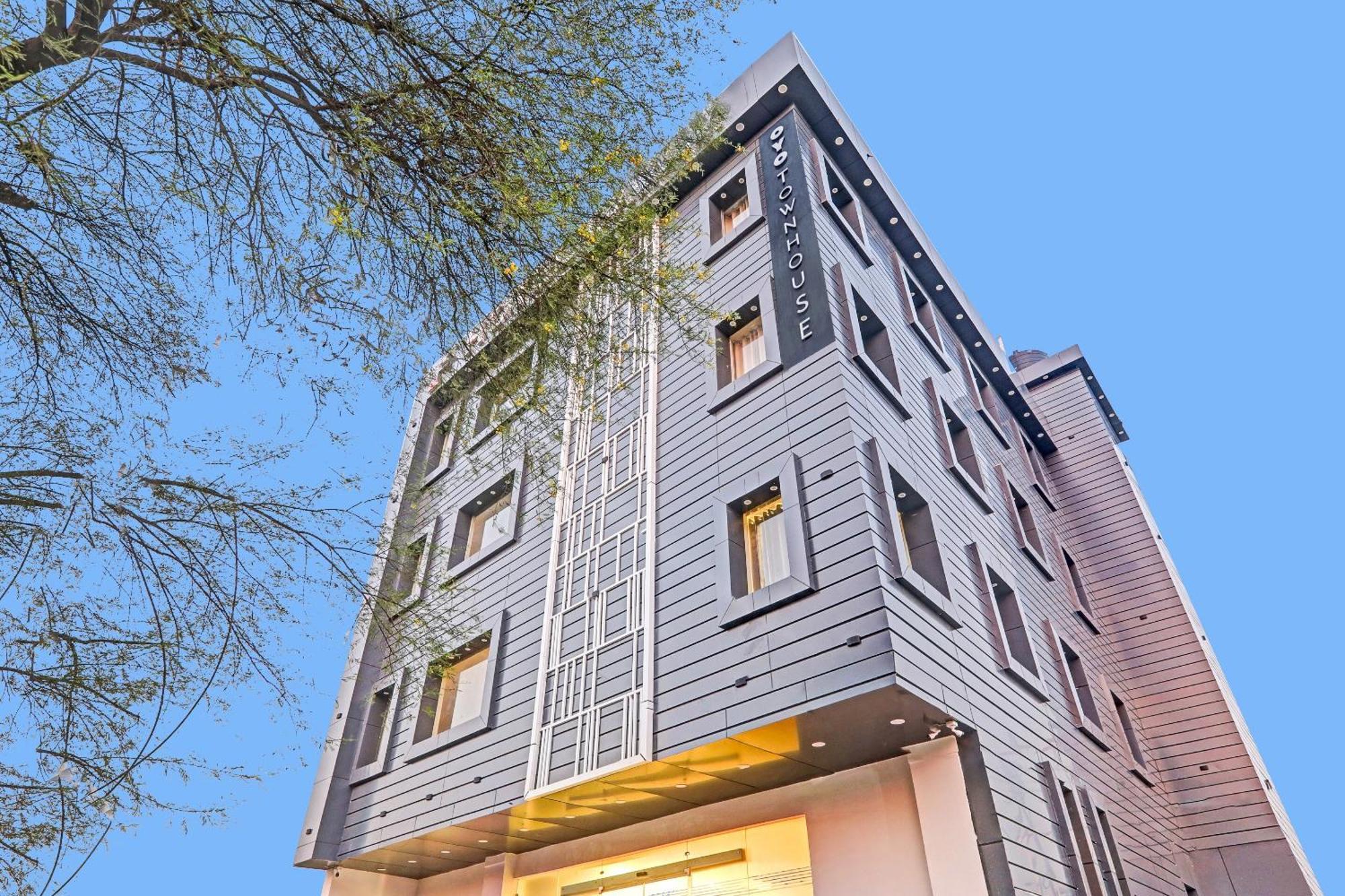 Super Townhouse Hotel Impact Chinhat ภายนอก รูปภาพ